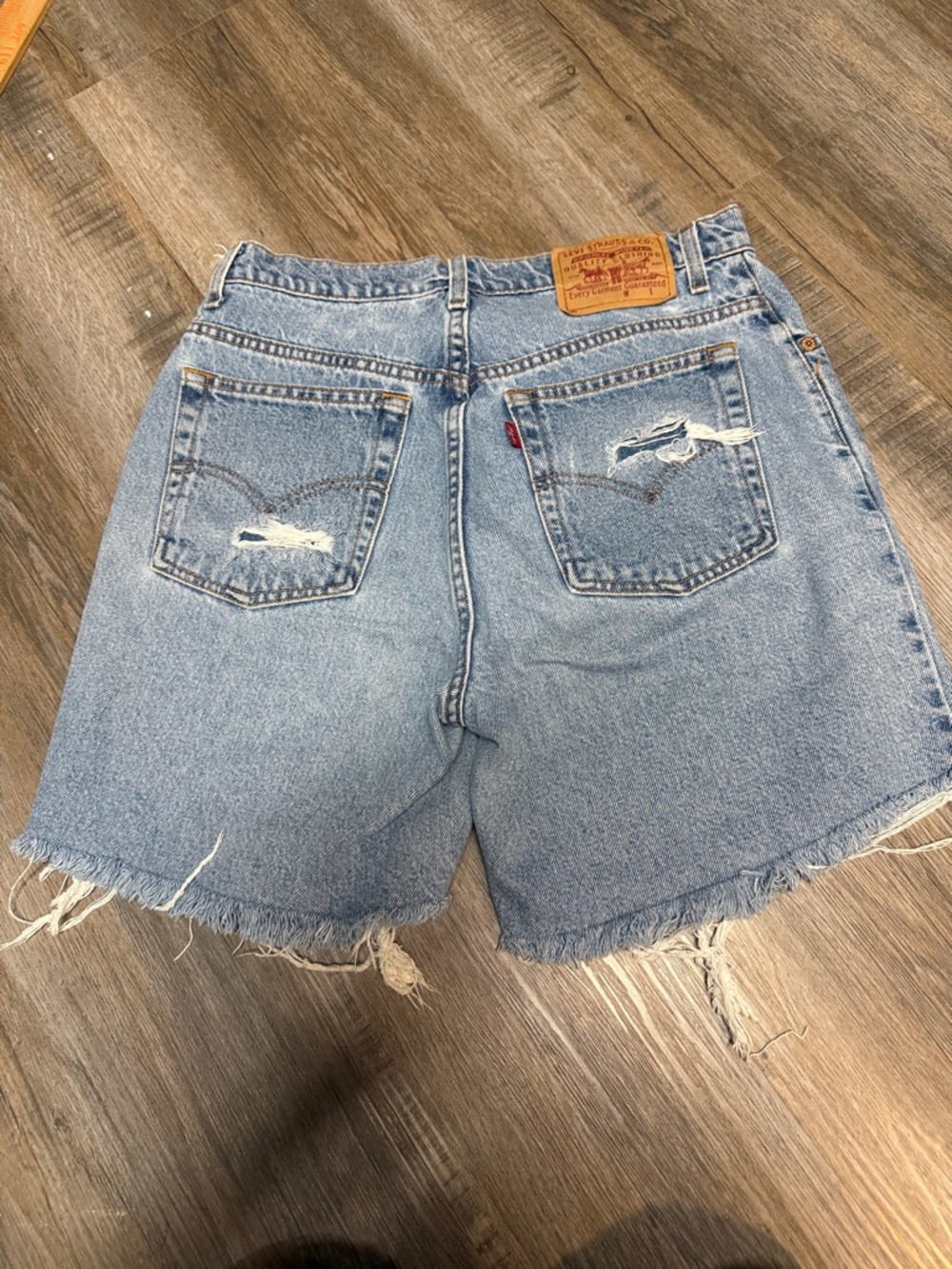 Levi’s Women’s Light Blue Distressed Denim Cutoff Jean Shorts 10R - Picture 6 of 7